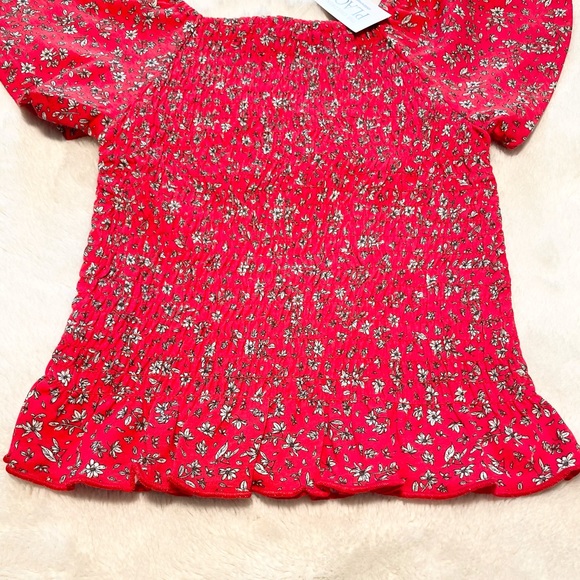 🆕The Children’s Place Girl’s Red Floral Smocked Top - Picture 7 of 8